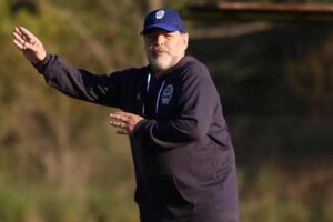 Maradona acusó a Riquelme de venderse "al mejor postor" 