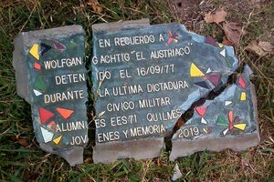 Encontró una baldosa rota que homenajeaba a un desaparecido, la reparó y la devolvió a su familia