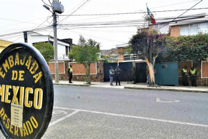 Bolivia vigila con drones, cámaras y policías la embajada de México en La Paz (Fuente: EFE)
