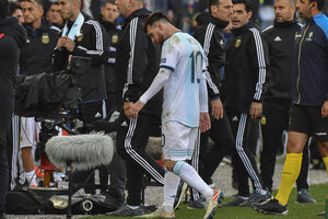 Messi se va expulsado en el partido ante Chile. (Fuente: AFP)