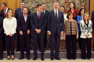 El gabinete juró el cargo frente al rey Felipe VI y se tomó la foto familia.  (Fuente: AFP)