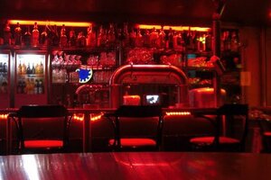Escenas y susurros en un bar gay de Berlín