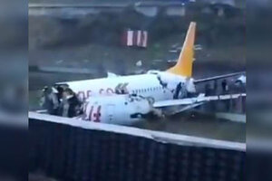 Estambul: un avión se despistó y se partió en tres