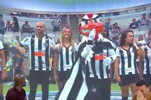El gesto machista de la mascota del Mineiro hacia una futbolista