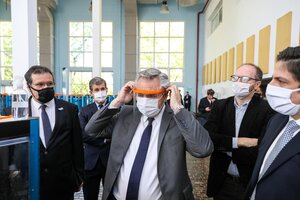 Alberto Fernández visitó el Museo Malvinas y Educ.Ar, donde de producen máscaras de protección contra el coronavirus