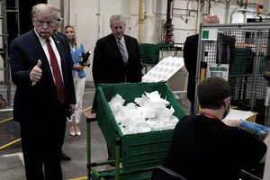 Con la boca descubierta, Trump visitó una fábrica de barbijos en Arizona  (Fuente: Télam)