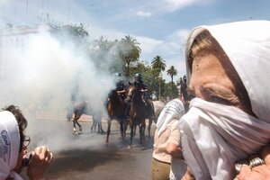 Diciembre de 2001: La represión contra las Madres no prescribe (Fuente: Fernando Gens / Télam)