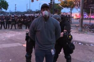 La escena completa que muestra cómo detuvieron al periodista de CNN durante las protestas por George Floyd