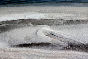 Las costas del Lago Epecuén se cubrieron con "nieve de sal"