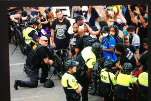 Con la rodilla en el suelo, cientos de policías ensayan un pedido de disculpas