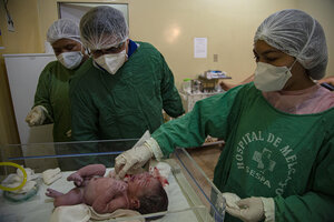 Transmisión madre/hijo del coronavirus (Fuente: AFP)