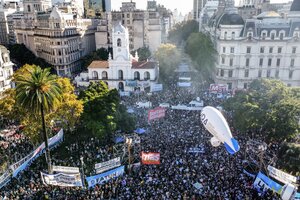 🔴 En vivo. 800.000 personas rebalsan la Plaza de Mayo