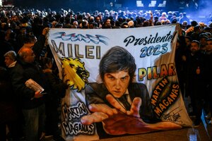🔴 En vivo. Entre calles cortadas, patitos con pelucas e insultos contra Pedro Sánchez