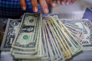 El Gobierno insta a los bancos a aceptar dólares estadounidenses "cara chica" o gastados