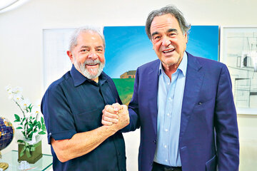 “Cometimos el error de no regular los medios”, dijo Lula a Stone con tono autocrítico.