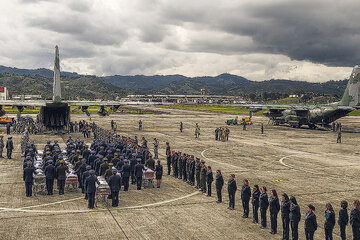 Miembros de la Fuerza Aérea Colombiana despiden a las víctimas fatales del accidente.