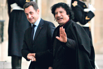 Sarkozy y Khadafi cuando hacían negocios juntos.