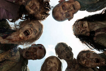 Mientas cae el rating de The Walking Dead, anuncian que podrían hacer la película