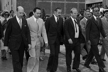 Videla junto a Magnetto, Mitre y otros, cuando se inauguró la planta de Papel Prensa. (Fuente: Nuestras Voces)