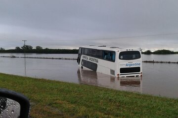 Las inundaciones vuelven a castigar al sur de Santa Fe (Fuente: Twitter)