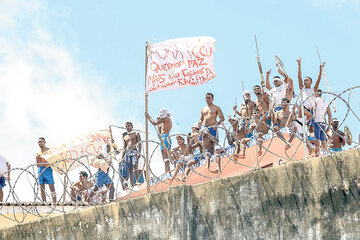 Un grupo de presos en el tejado de la penitenciaría estatal de Alcaçuz, en el nordeste de Brasil. (Fuente: EFE)