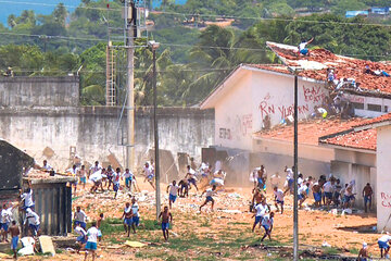 Prisioneros se dispersan para eludir las balas de goma de la policía antidisturbios en el penal de Alcaçuz, cerca de Natal.