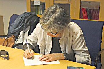 Montes es, además de escritora, traductora y profesora. También fue editora durante buena parte de su carrera.