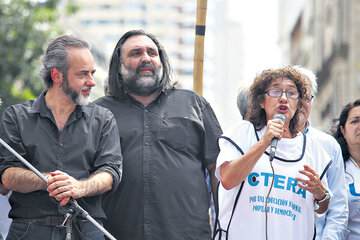 Eduardo López, de UTE; Roberto Baradel, de Suteba, y Sonia Alesso, de Ctera, ayer, en el acto. (Fuente: Joaquín Salguero)