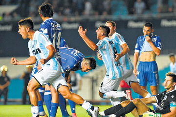 Diego “Pulpo” González se va gritando su gol, el del empate, el que abrió la esperanza. (Fuente: Télam)