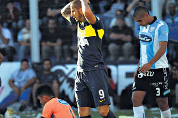 Darío Benedetto se agarra la cabeza y Teodoro Paredes la agacha. El empate fue un mal negocio para ambos equipos. (Fuente: Fotobaires)