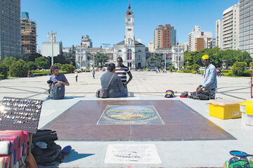 Piedra fundamental de la Plaza Moreno, en el centro geográfico de la ciudad. (Fuente: Marcelo Metayer)