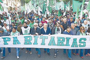 Los estatales protestaron frente al ministerio que conduce Andrés Ibarra, en el microcentro porteño. 