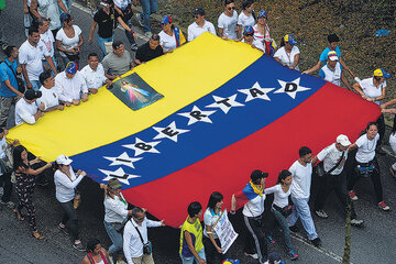 Un grupo de opositores participa en la marcha del silencio en la capital venezolana. (Fuente: AFP)