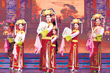 En Shen Yun impactan los colores del vestuario y la energía grupal cuando manda la danza.
