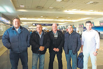 Los cinco representantes gremiales del sector se reunieron ayer en el Aeroparque metropolitano.