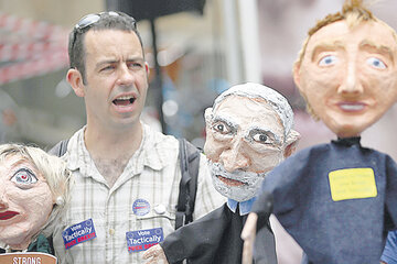 Marionetas de los candidatos Theresa May, Jeremy Corbyn y Tim Farron.