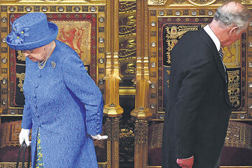 “Mi gobierno llevará adelante una investigación pública ,” dijo la reina acerca del incendio. Aquí, antes de tomar asiento junto al Príncipe de Gales.