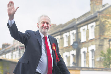 Corbyn saluda antes de votar en el distrito de Islington en Londres. Condujo al Partido Laborista a una buena elección. (Fuente: EFE)