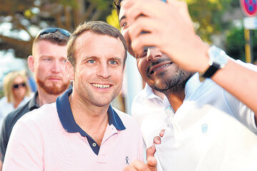 Macron se saca una selfie con un seguidor en la entrada a su casa en Le Touquet, norte de Francia. (Fuente: AFP)