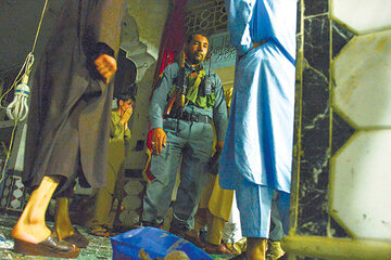 Después del atentado, un soldado afgano vigila la mezquita chiíta. (Fuente: AFP)