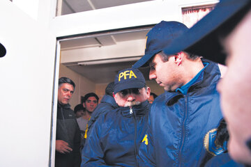 Uno de los gendarmes entra tapando su rostro al juzgado federal de Esquel. (Fuente: Télam)