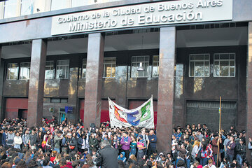 La marcha de los estudiantes derivó en el instructivo sin membrete pero cumplido por los directivos. (Fuente: Alejandro Leiva)