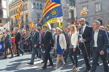 Miles de catalanes en la calle