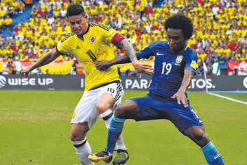 El colombiano James Rodríguez lucha por la pelota con el brasileño William.