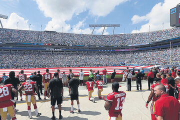El gesto que empezó Kaepernick es repetido en muchos partidos de la NFL, financiada por el ejército de EE.UU.