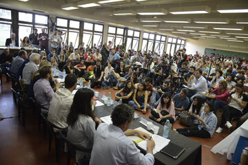Los candidatos debatieron en un aula colmada por los estudiantes y público en general. (Fuente: Andres Macera)