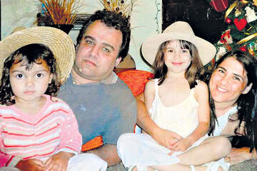 Fernando Pomar, Gabriela Viagrán y sus hijas María del Pilar, de tres años, y Candelaria, de seis. (Fuente: DyN)