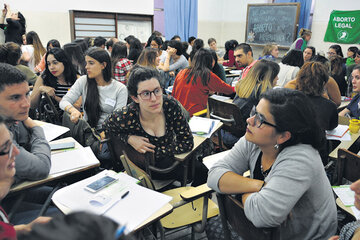 Unos cien estudiantes de diferentes carreras asistieron a la primera clase en el aula de Histología. (Fuente: Guadalupe Lombardo)