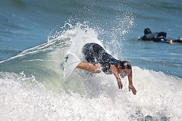  (Fuente: Juan Dengueco Recio/ Acess Surf Hawaii/Locos Bro)