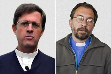 Los sacerdotes Gustavo Carrara y Jorge García Cuerva. (Fuente: Télam)
